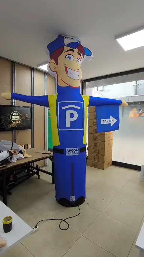 APCOA Parking — Фигура сотрудника с указателем