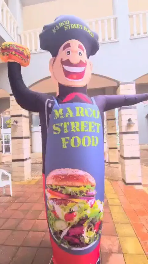 Marcu Street Food — Крупный план — Фигура повара с продуктом