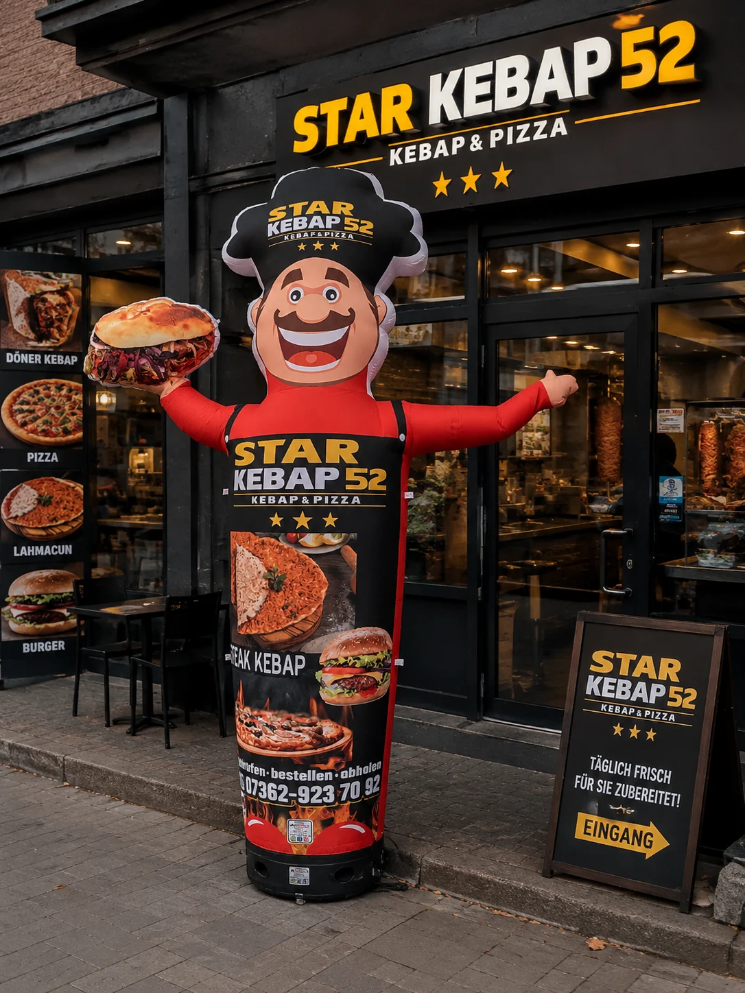 مجسم إعلاني متحرك على هيئة طاهٍ أمام مطعم Star Kebap 52